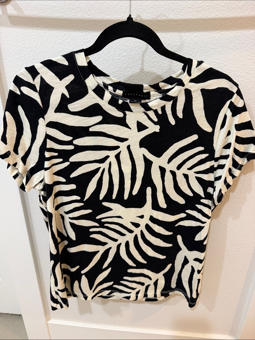 Sanctuary Black and Cream Palm-Print Short Sleeve Tee